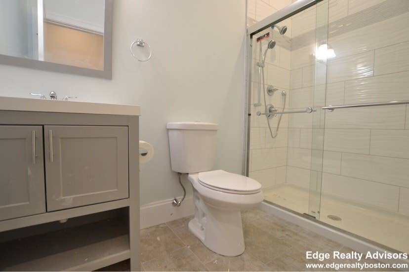 Spacious bedroom 6 Month Lease
