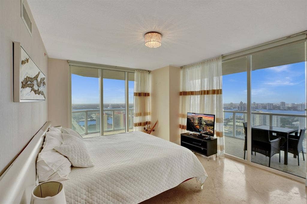 Looking for a roommate to Master BR