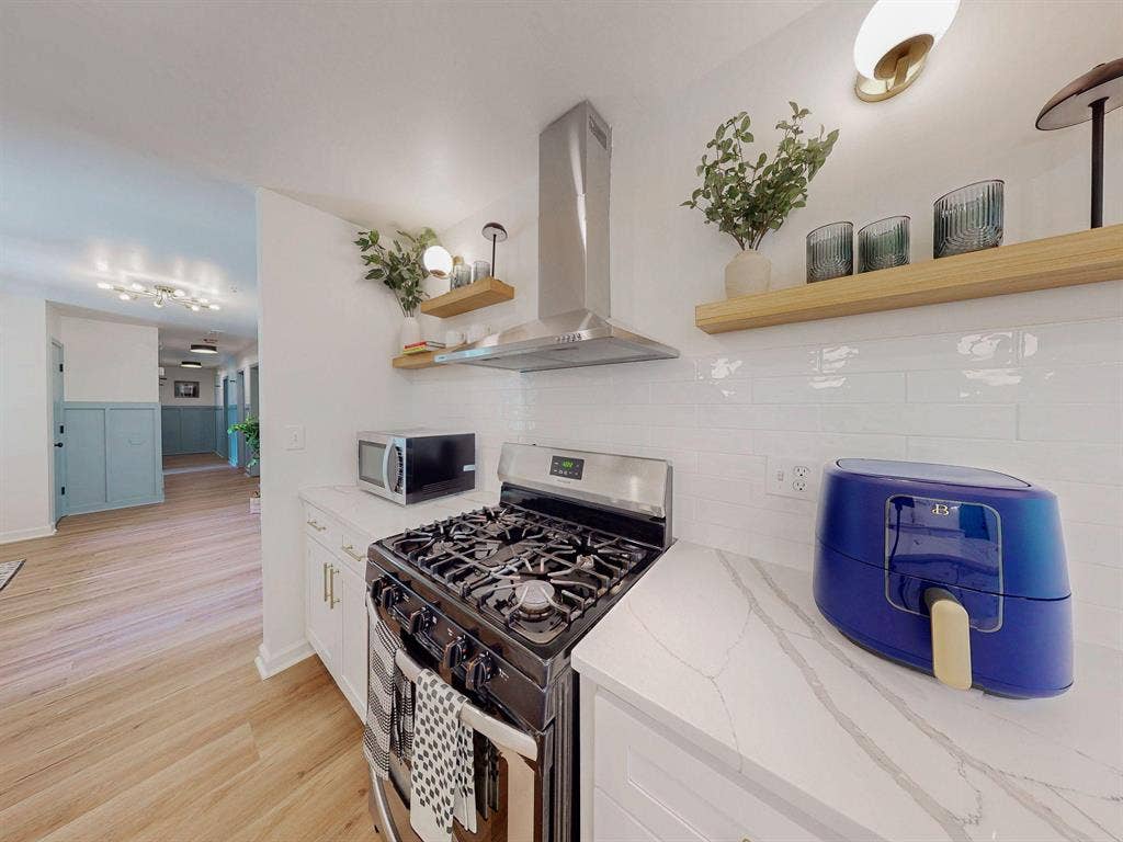 8 BR in Snellville