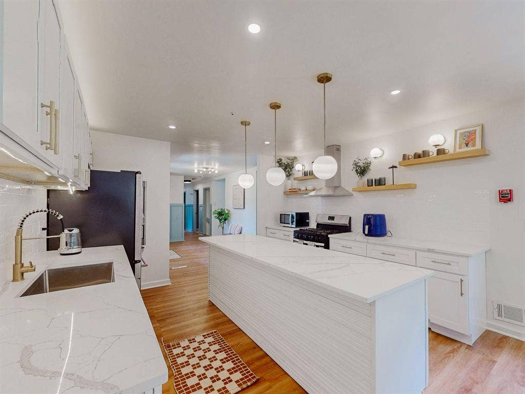 8 BR in Snellville
