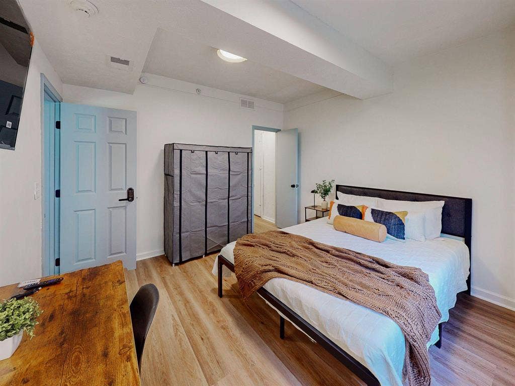 8 BR in Snellville