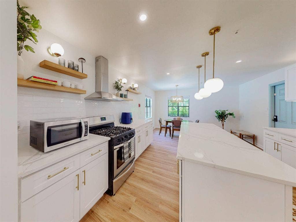 8 BR in Snellville