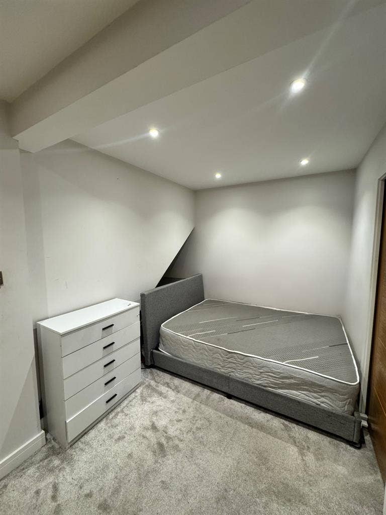 En-suite in a 2 bedroom flat