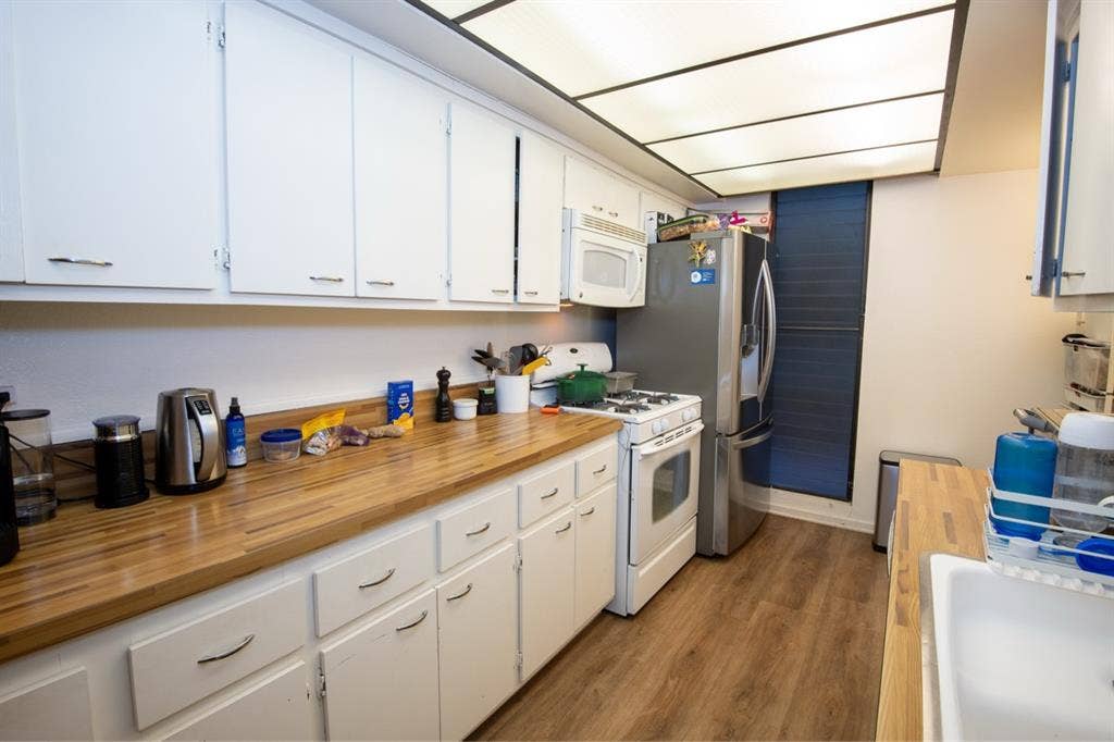 Large Apt in Westwood ()