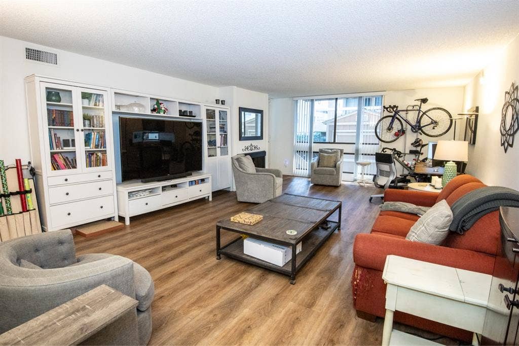 Large Apt in Westwood ()