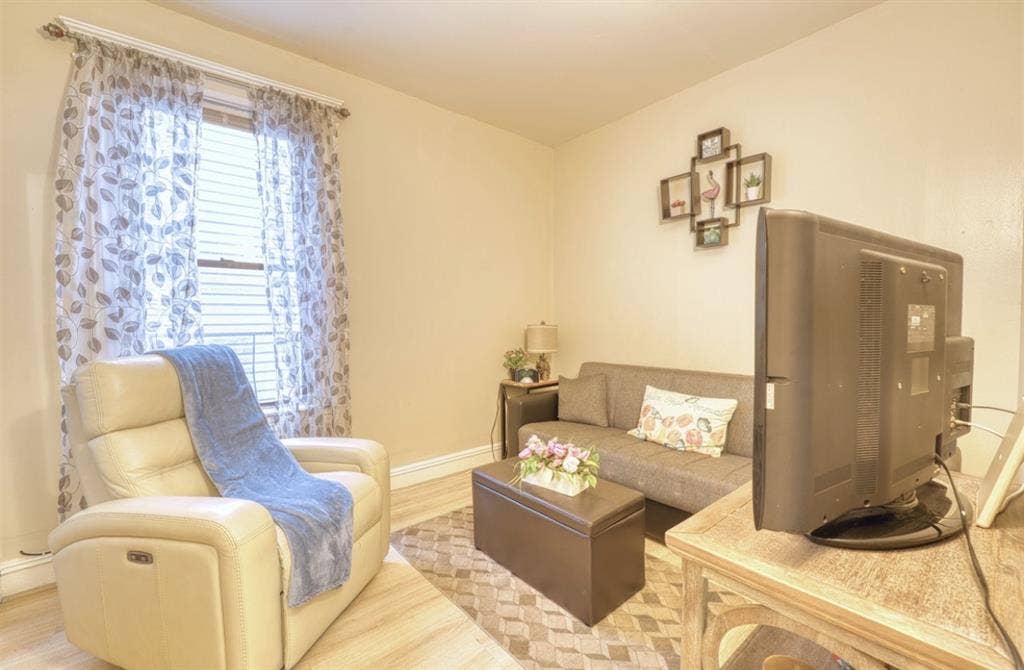 3 b/r, 1 bathroom, living+dining