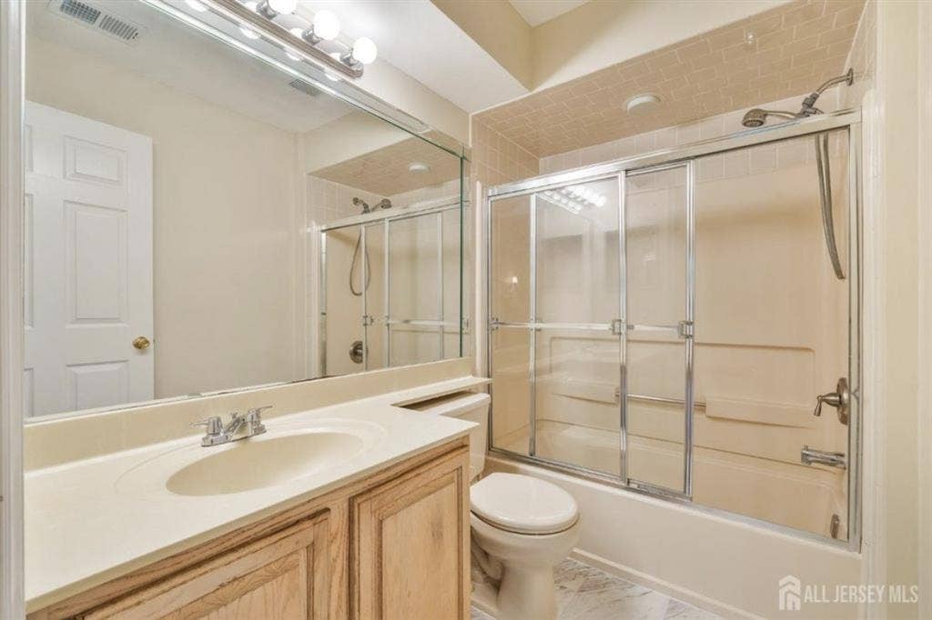 Spacious Room in Edison, NJ