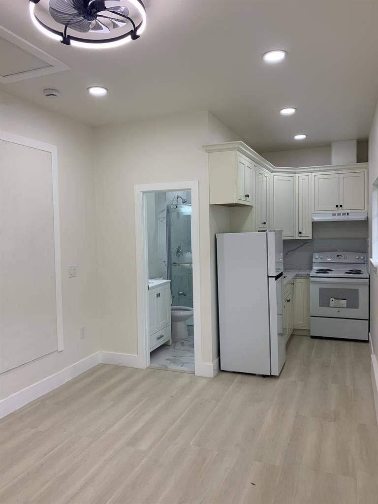 Studio for Rent(couple preferred)