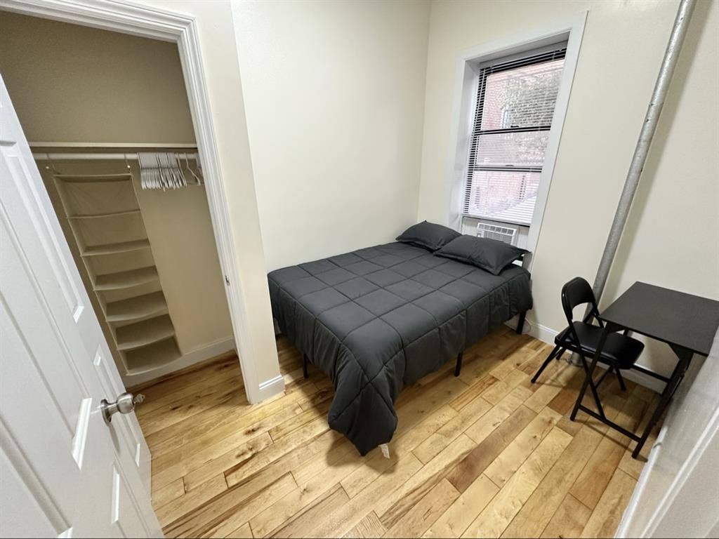 Beautiful
Large Bedroom in Manhattan