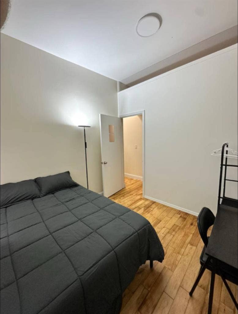 Beautiful
Large Bedroom in Manhattan