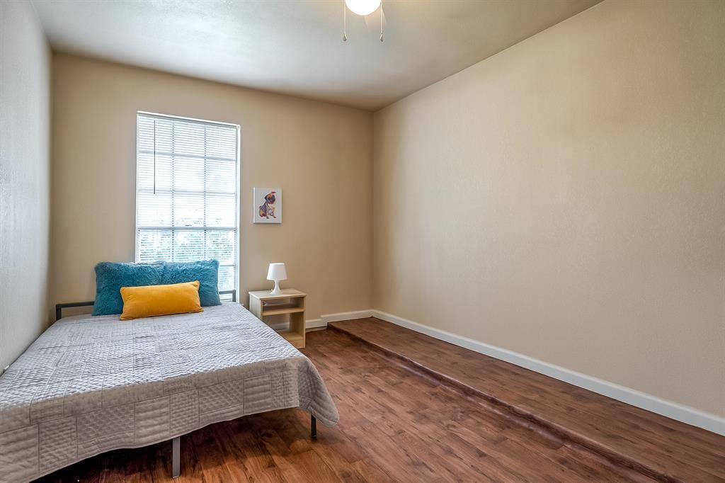 8 BR in Houston