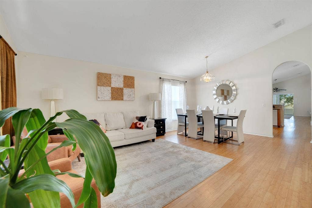 4 BR in Davenport