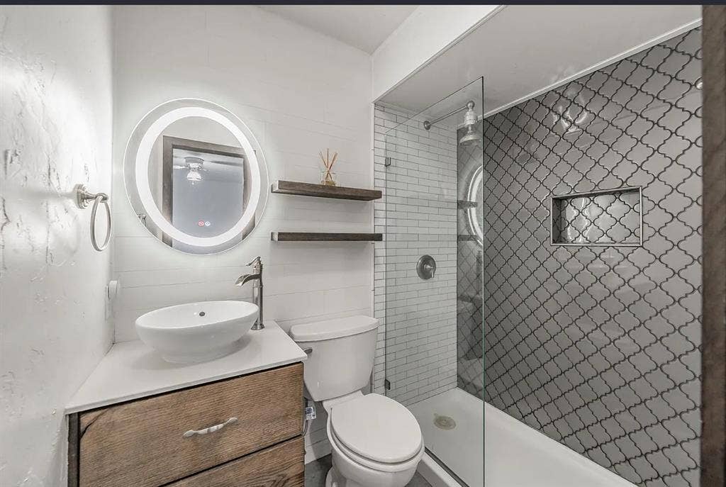 LAKEFRONT CONDO - Roommate Wanted