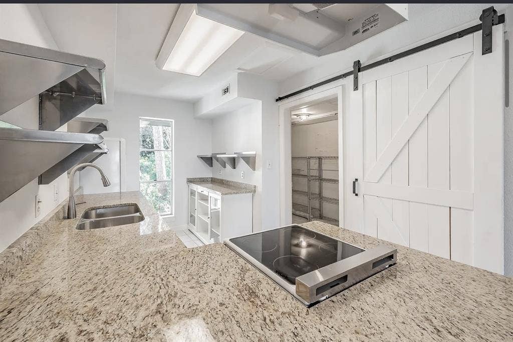 LAKEFRONT CONDO - Roommate Wanted