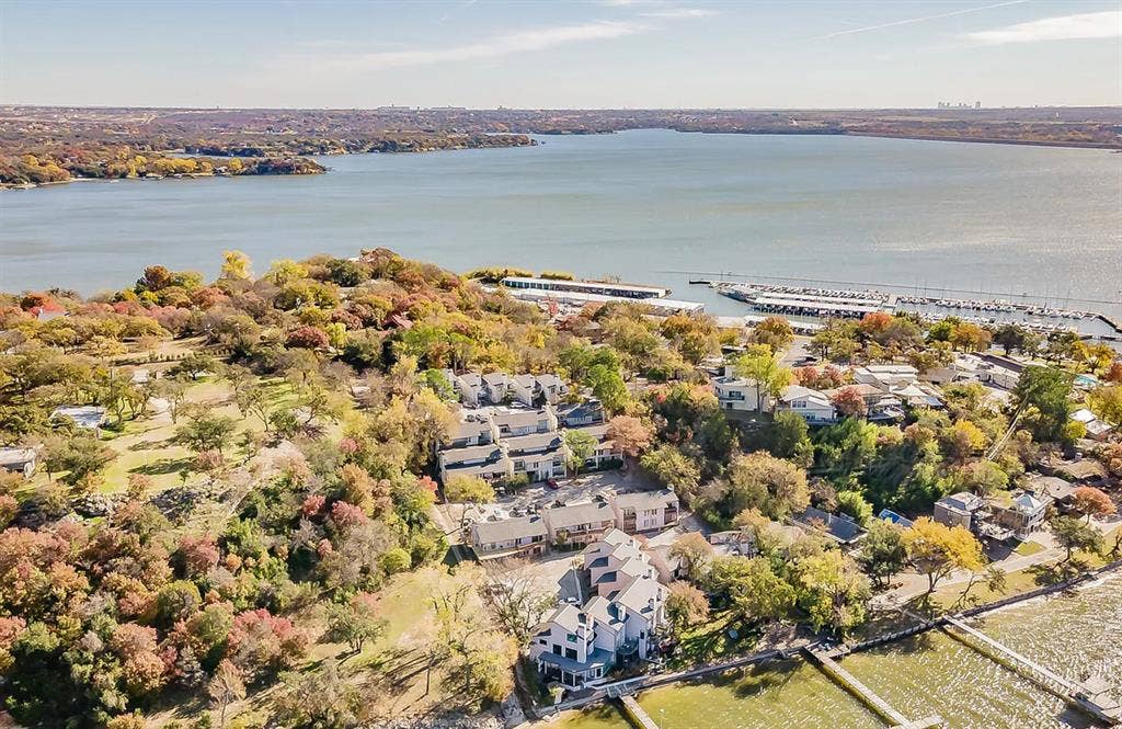 LAKEFRONT CONDO - Roommate Wanted