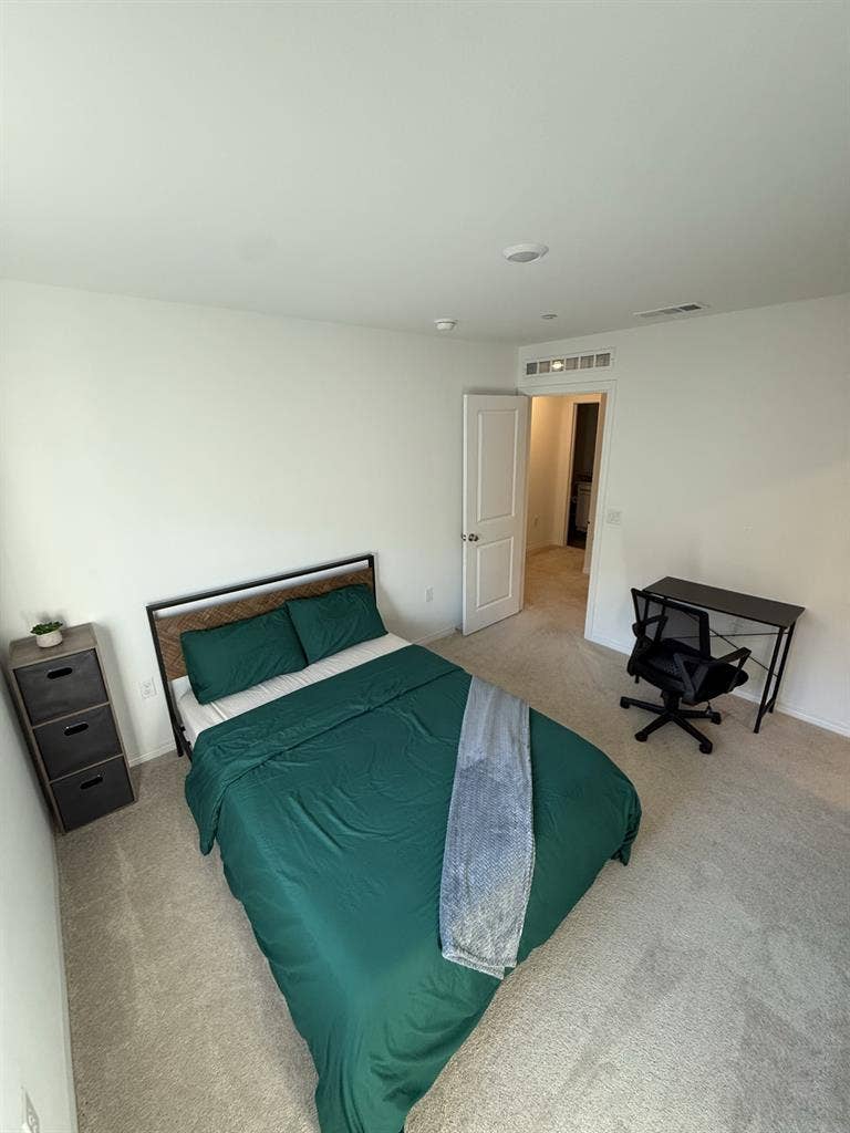 Room in New Riverside Home $875