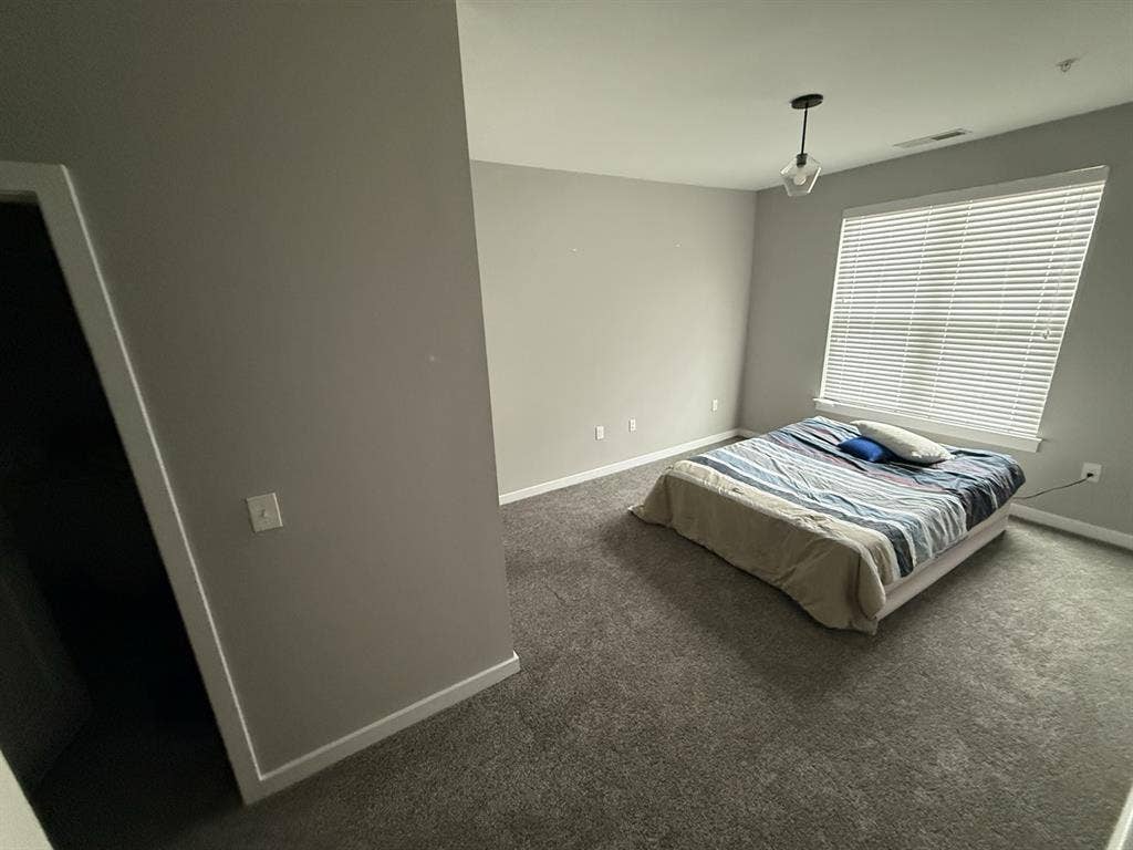 Year-long lease roommate needed