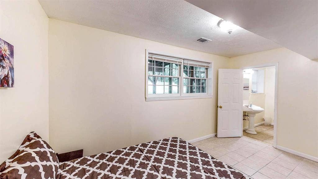 7 BR in Riverdale