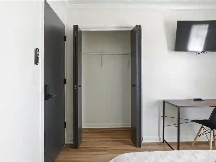 8 BR in Lawrenceville