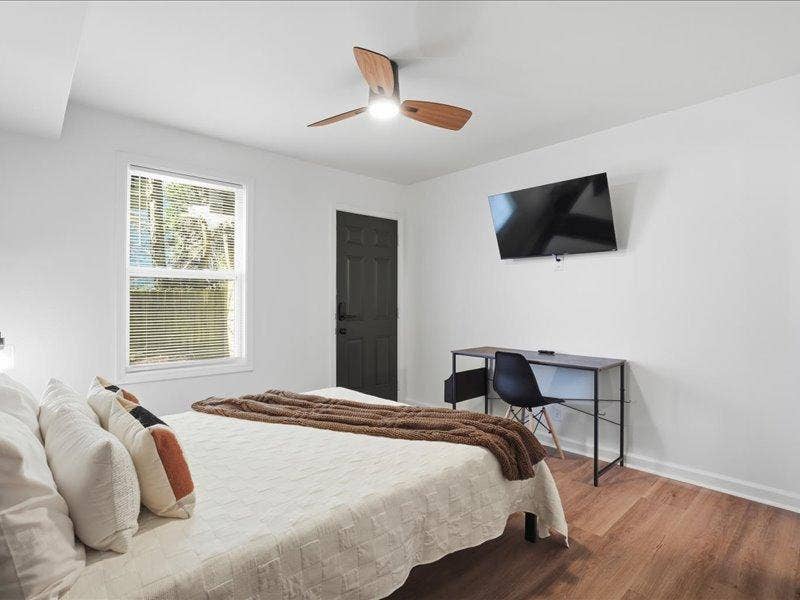 8 BR in Lawrenceville