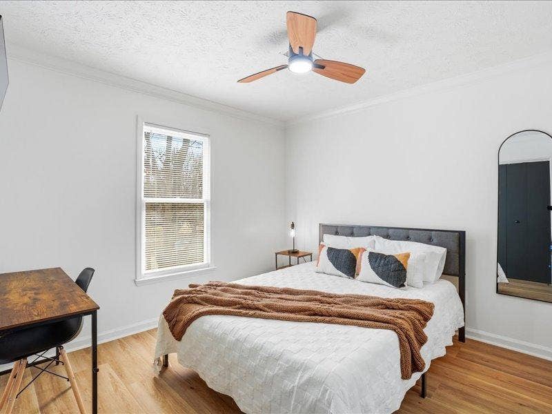 8 BR in Lawrenceville