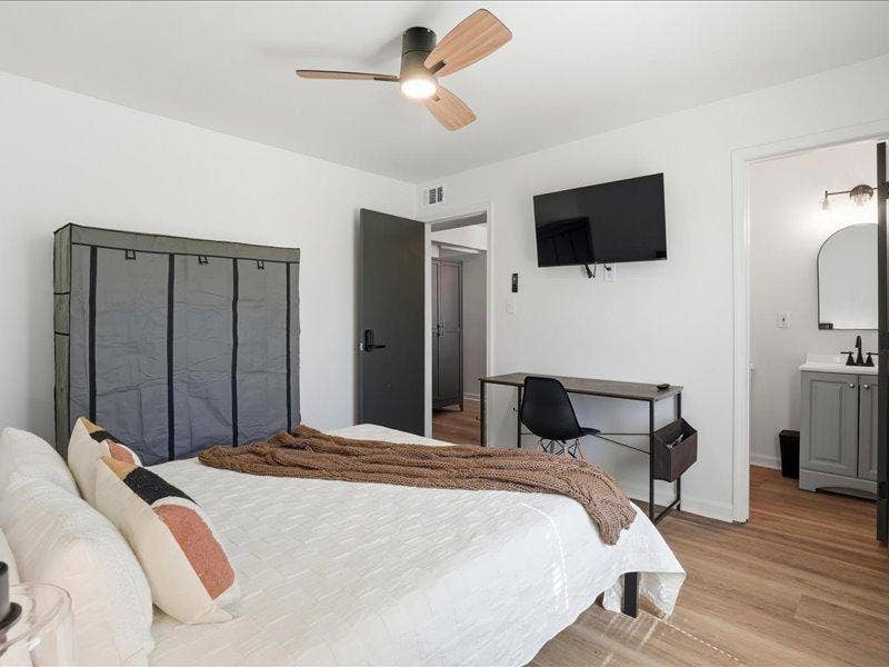 8 BR in Lawrenceville