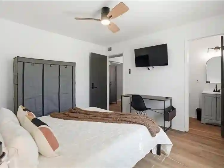 8 BR in Lawrenceville