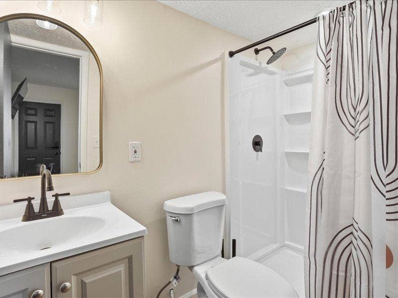8 BR in Lawrenceville
