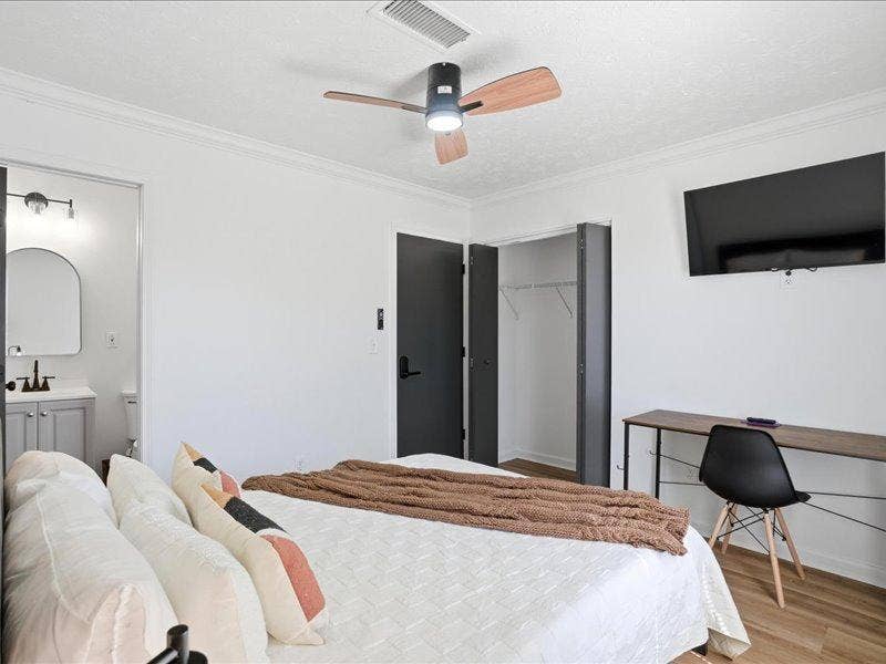 8 BR in Lawrenceville