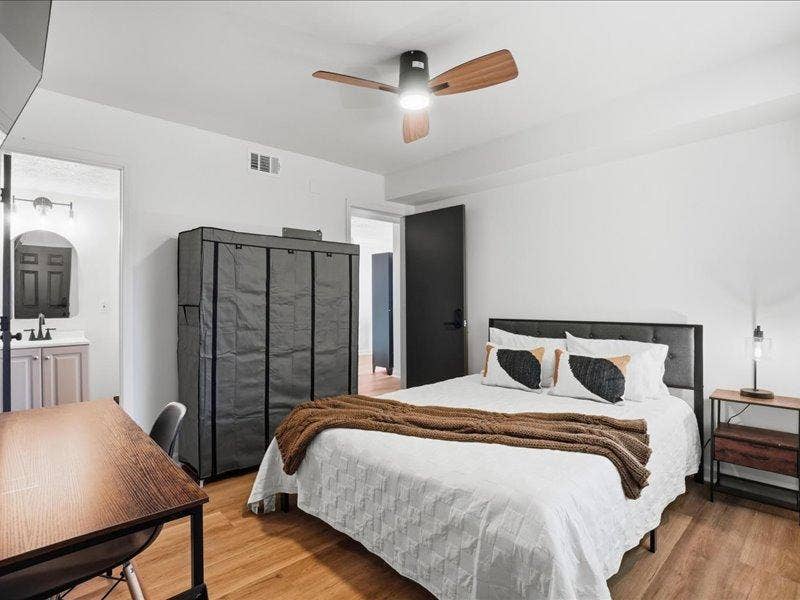 8 BR in Lawrenceville