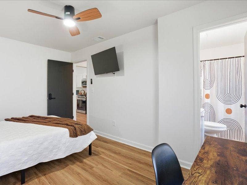 8 BR in Lawrenceville