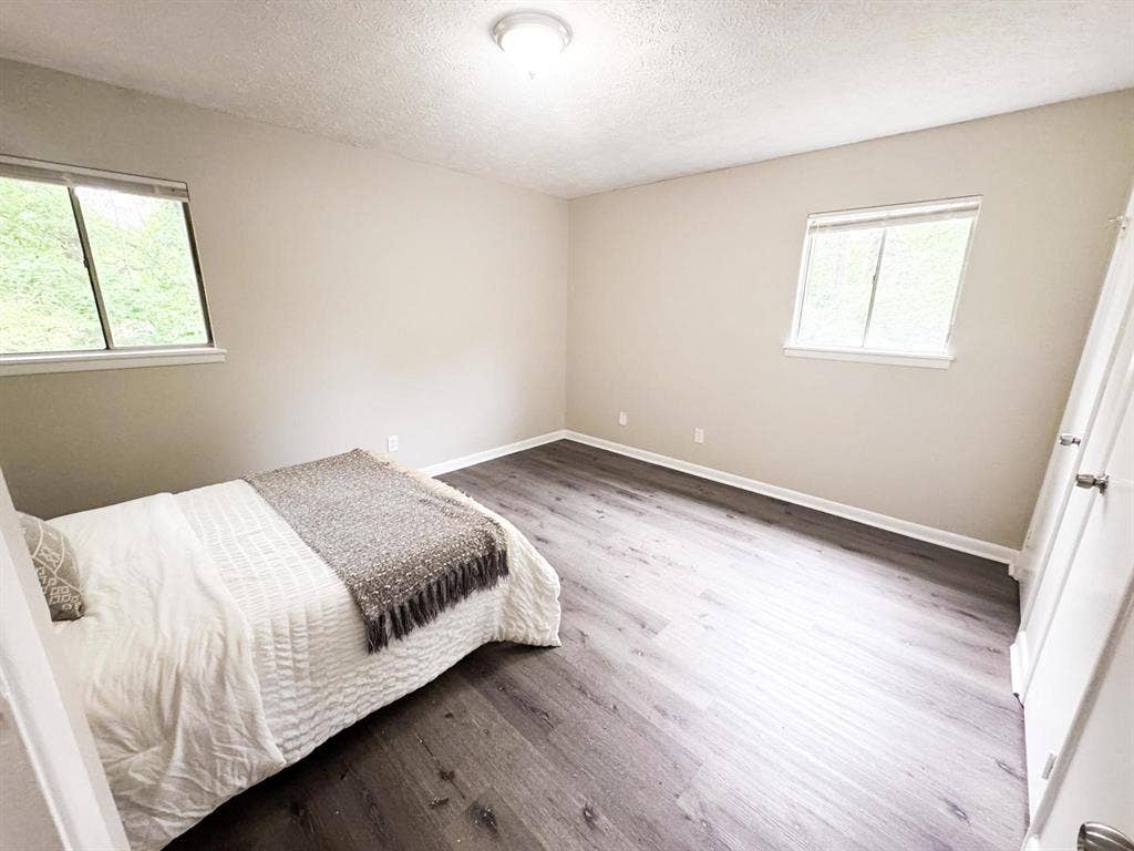 7 BR in Riverdale