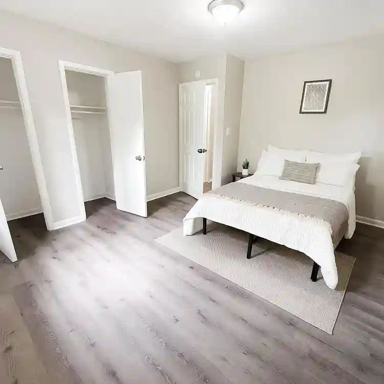 7 BR in Riverdale