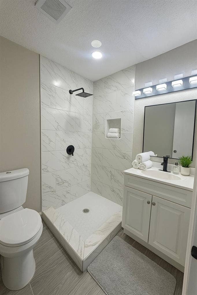 7 BR in Houston