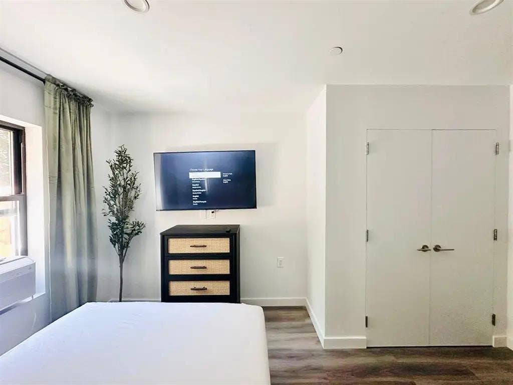 Vanderbilt Ave#698 Private Bathroom