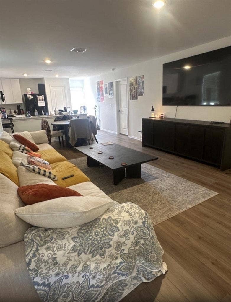 Looking for a roommate for house