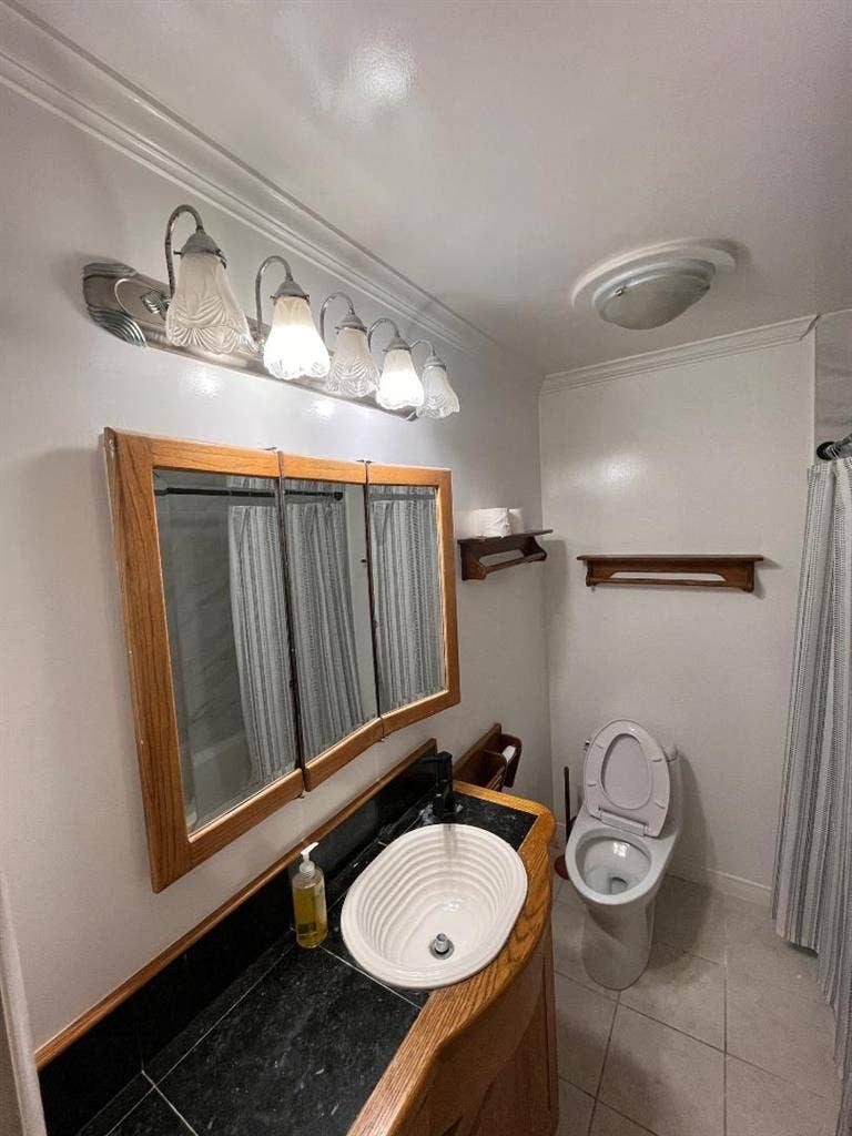 Private bedroom w/ shared bathroom