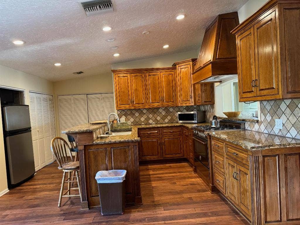 Private bedroom w/ shared bathroom