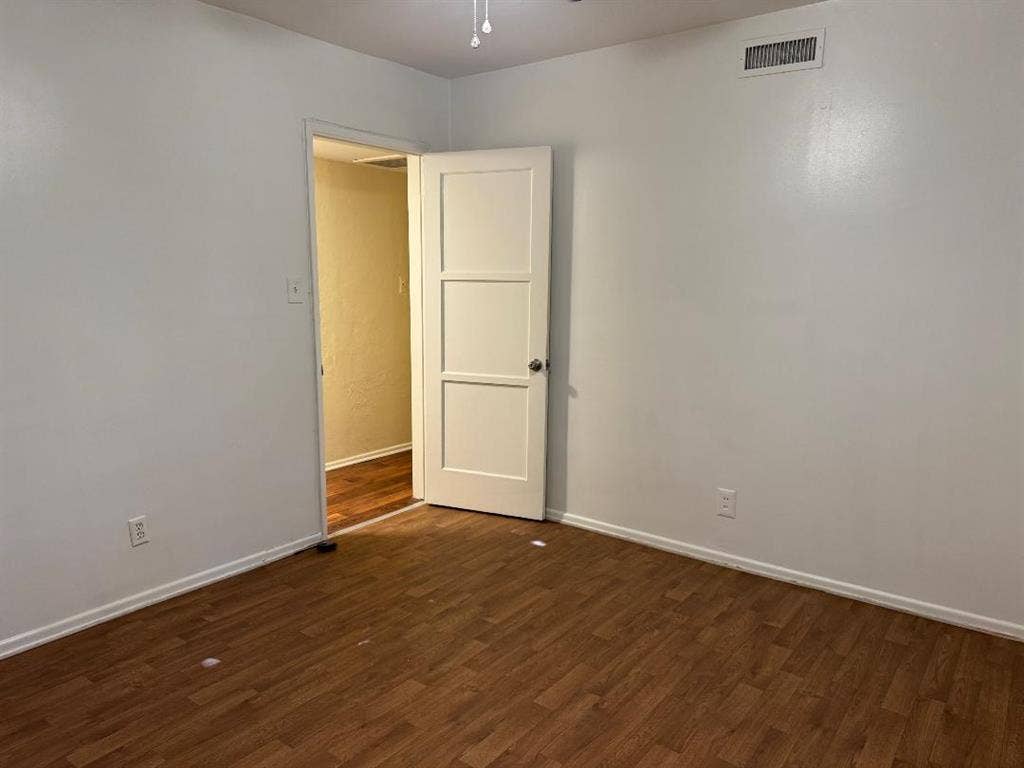 Private bedroom w/ shared bathroom