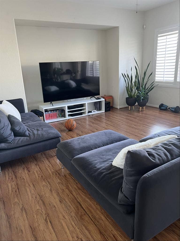 Bedroom for rent, begins in May
