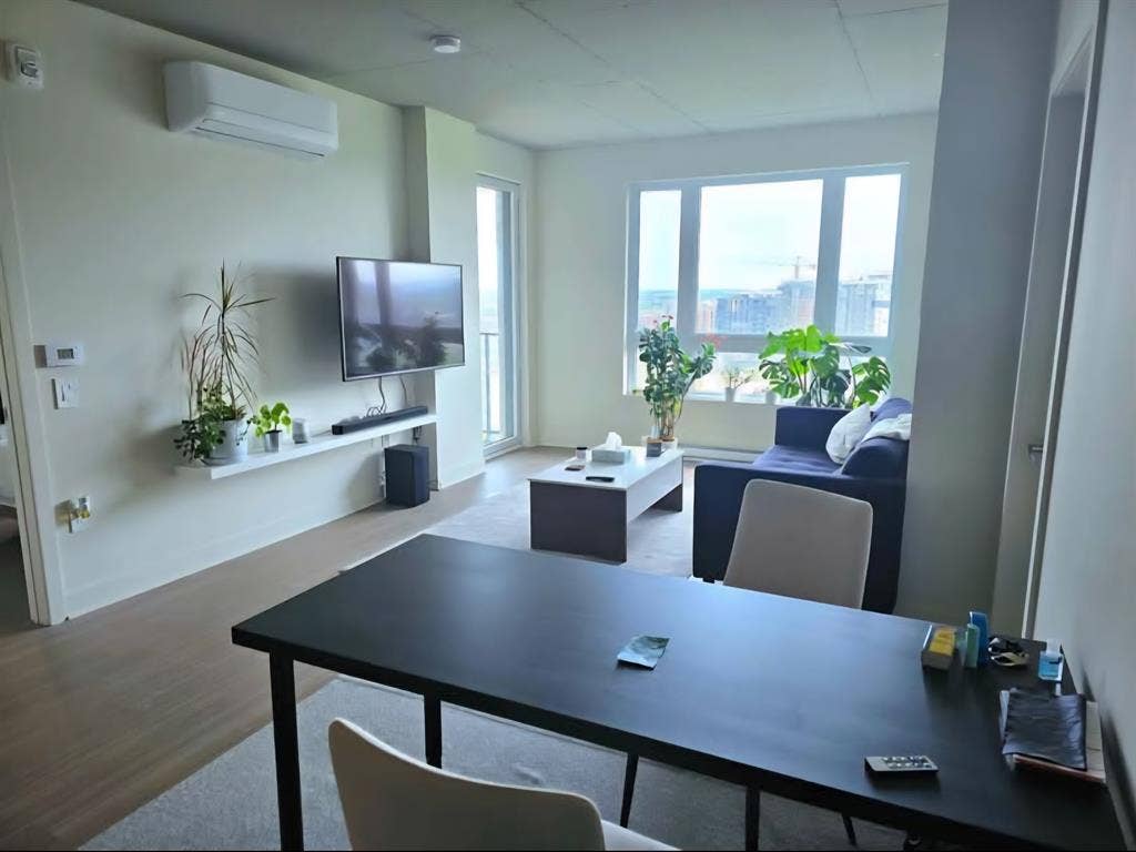 Furnished Room Prime Laval Location