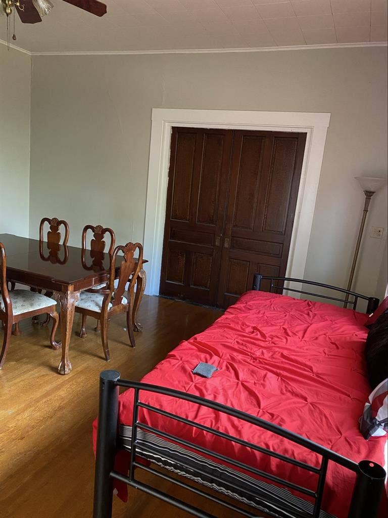 Looking for roommate