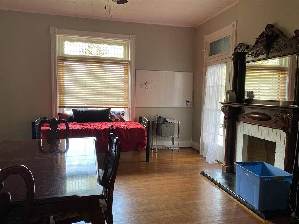 Looking for roommate