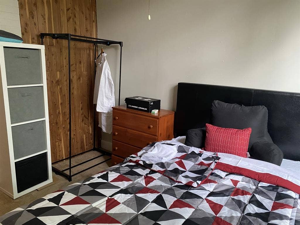 Looking for roommate