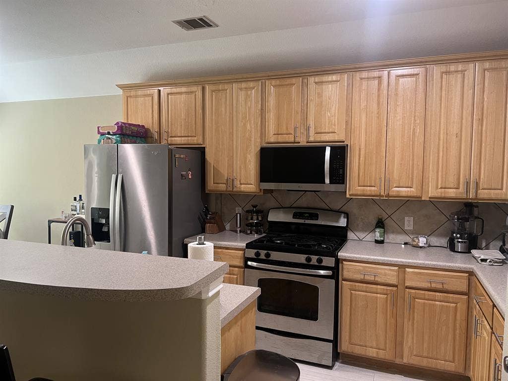 Looking for roommate to renew lease