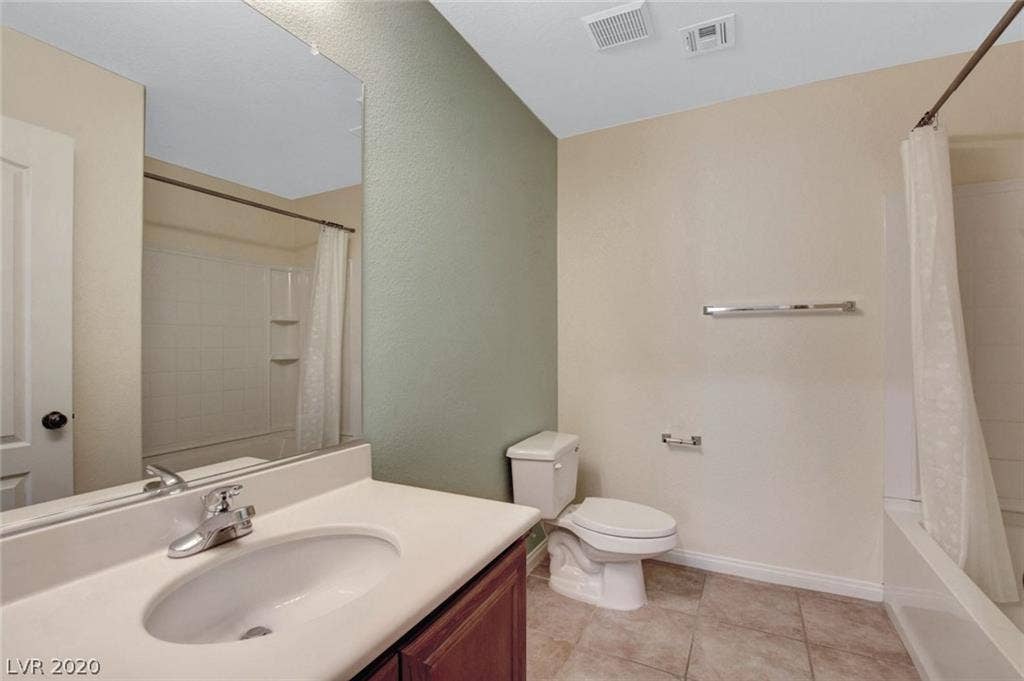 Bedroom/private bath in NW