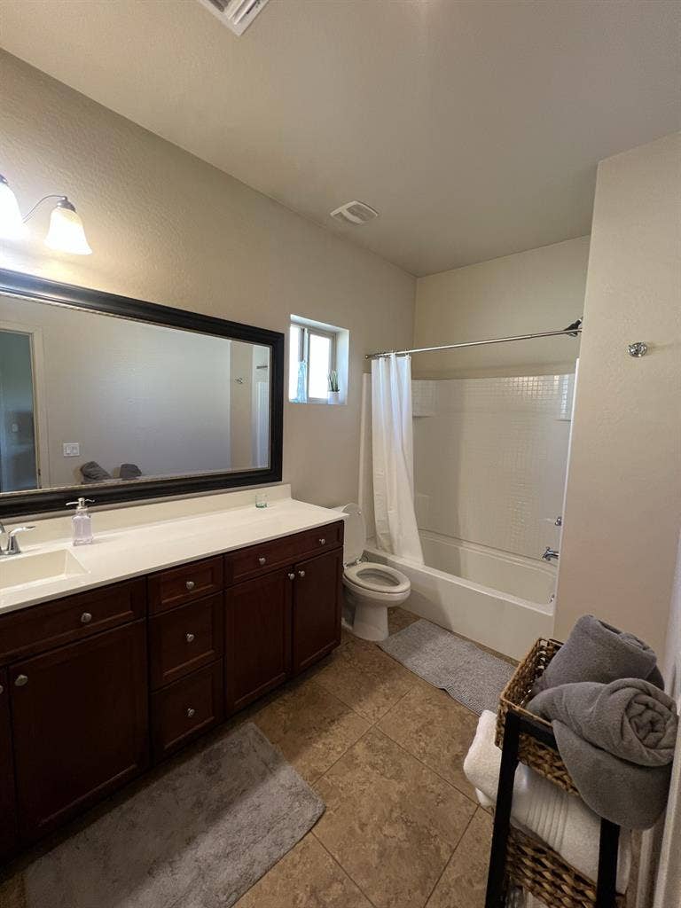Room with en-suite bathroom in phx!