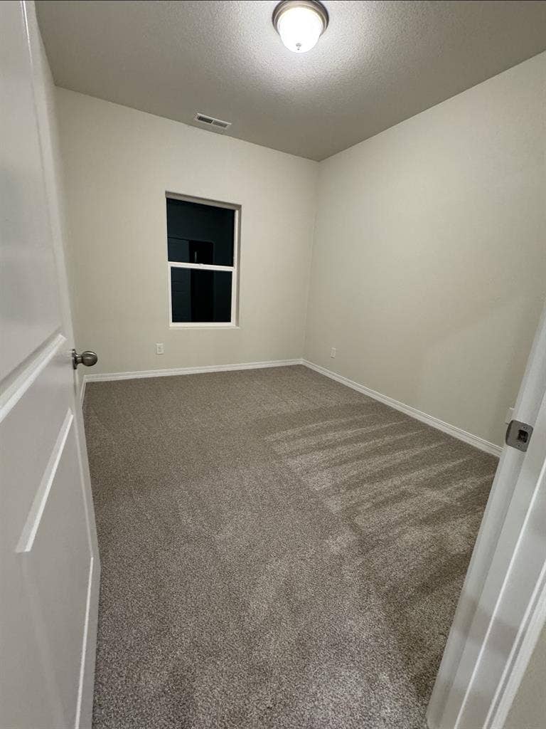 Room for rent! Move in Asap
