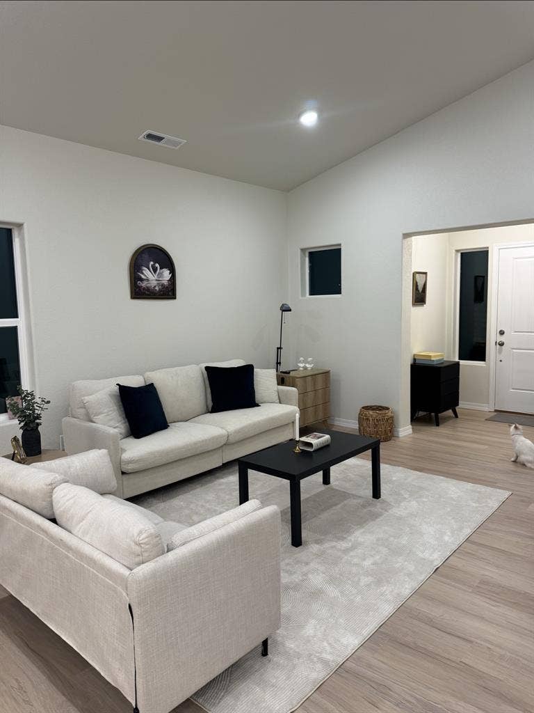 Room for rent! Move in Asap