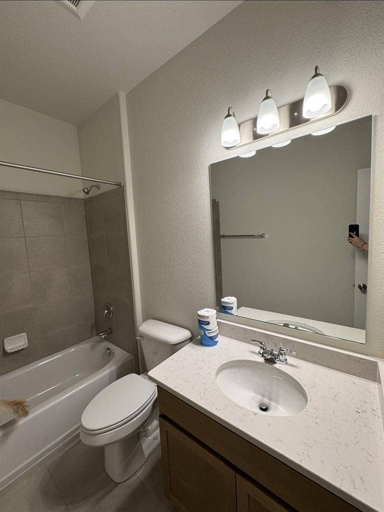 Room for rent! Move in Asap